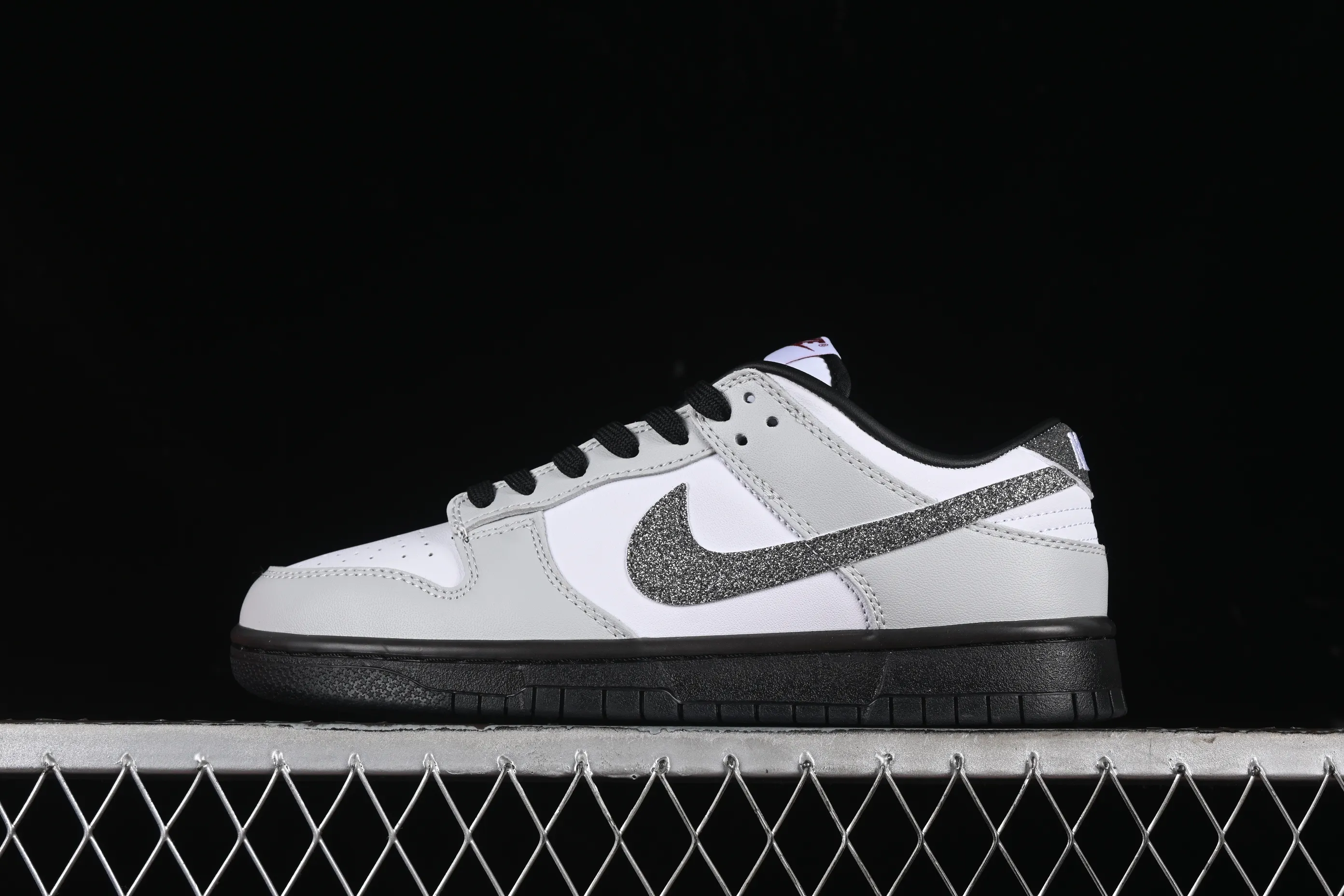 All categories Nk SB Dunk series Nk SB Dunk Low low-top sneakers Nk Dunk Low "Glitter Swoosh" light silver SB low-top casual sneakers HQ3462-191